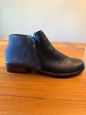 Naot Two-Tone Navy Leather & Suede Ankle Boot - Size 41/10. NIB